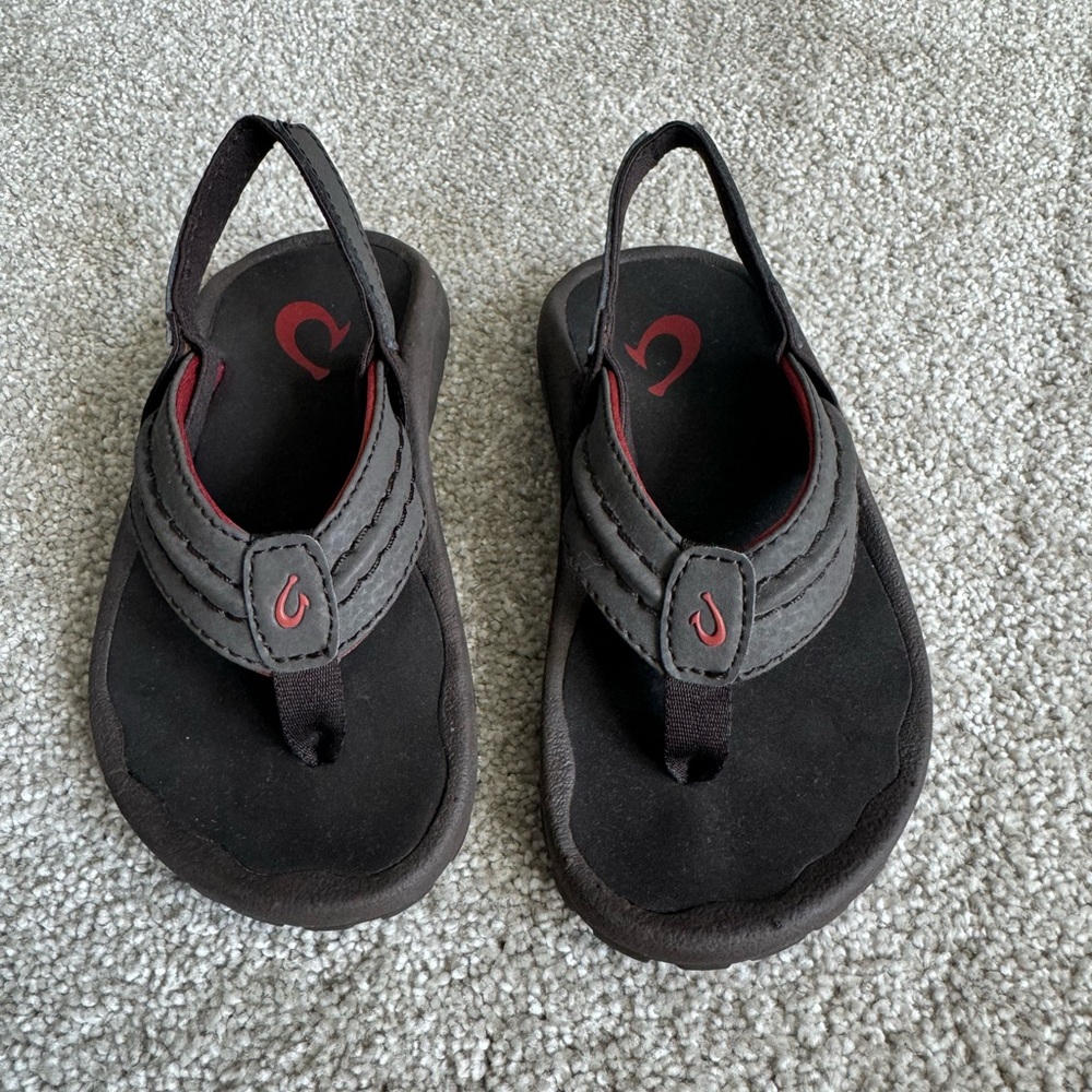 Toddler boy Olu Kai sandals